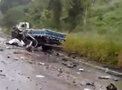 Colisão entre caminhão e caçamba deixa dois feridos em trecho da BR-104
