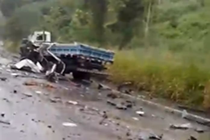 Colisão entre caminhão e caçamba deixa dois feridos em trecho da BR-104