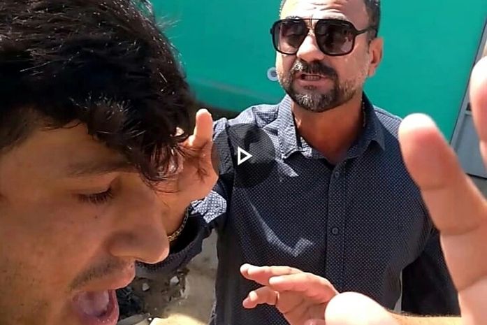 Leopoldo (óculos) descontrolado e Leandro impedindo o aterramento do poço