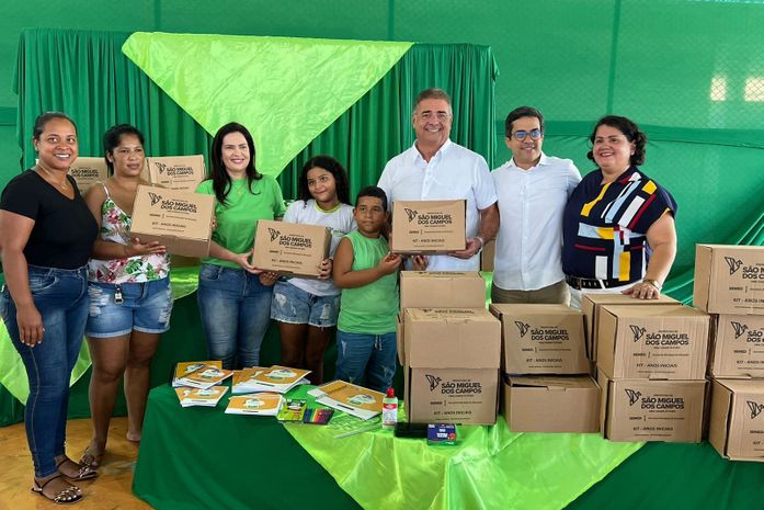 Prefeitura de São Miguel dos Campos entrega kits com materiais escolares a todos os alunos da rede pública