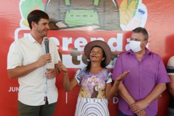 Prefeito Cacau visita agricultores do "Merenda da Terra" e entrega grade aradora