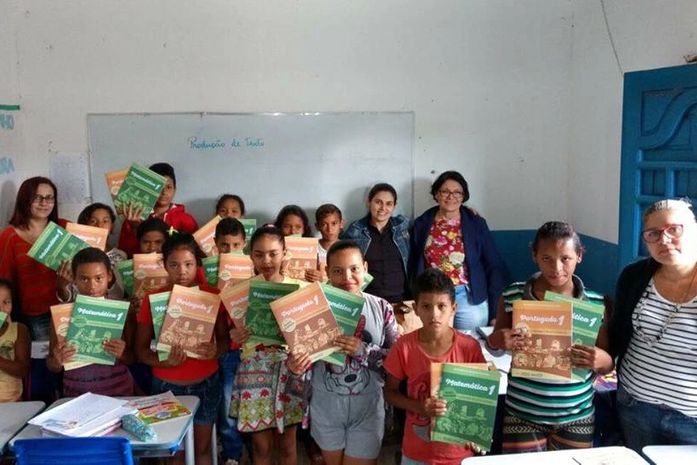 Programa 'Escola 10' foi entregue aos alunos de oito unidades.