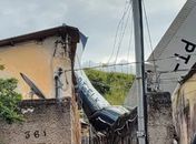Avião cai sobre casas em BH e dois tripulantes ficam feridos