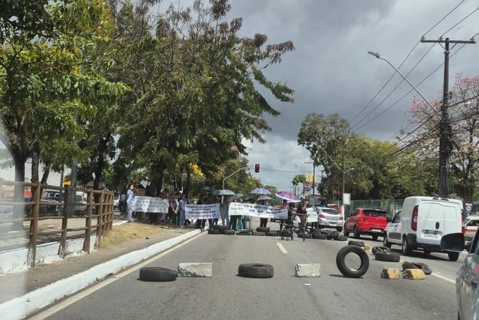 Trabalhadores do Veredas voltam a interditar Fernandes Lima na quarta semana de greve