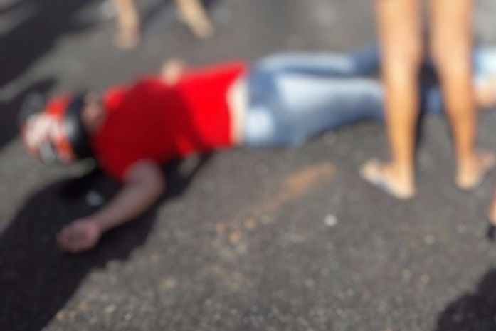 Uma mulher fica ferida e outra desacordada após acidente de moto