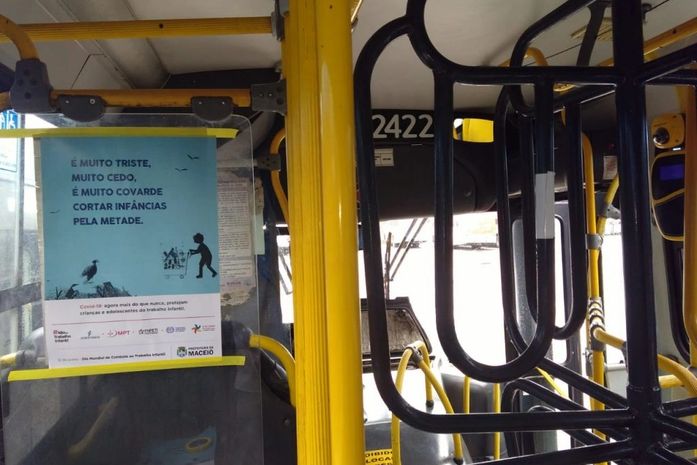 Foram fixados cartazes da campanha nos ônibus da capital.