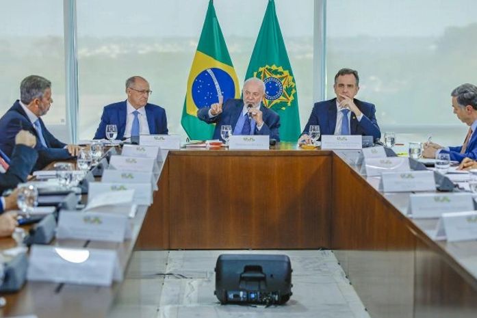 Em reunião com chefes dos três Poderes, Lira defende mais recursos para combater incêndios criminosos