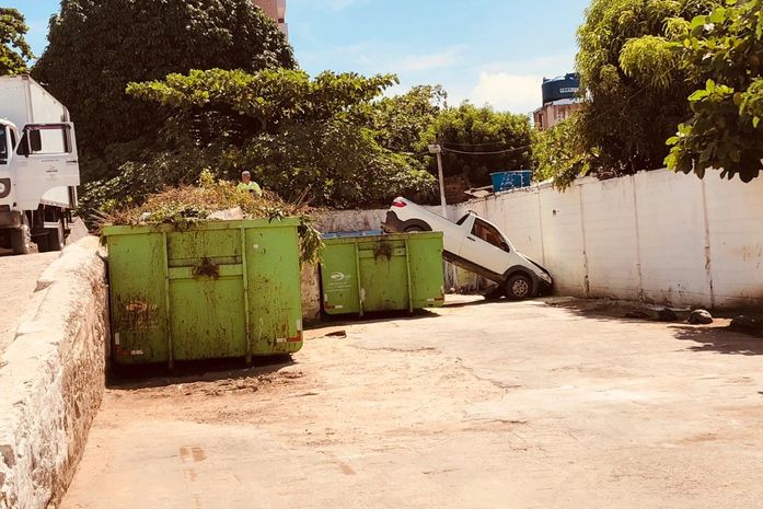 Carro colidiu como muro