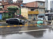 Vídeo: carro colide com poste e interdita completamente a Av. Governador Afrânio Lages, em Maceió

