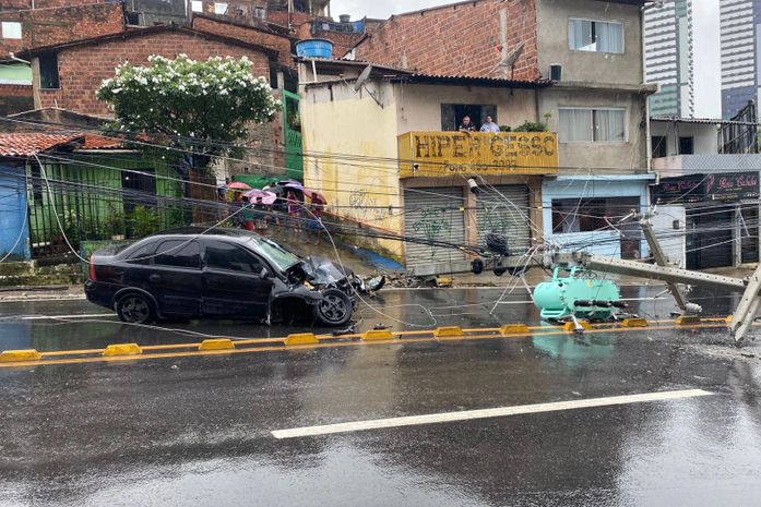 Vídeo: carro colide com poste e interdita completamente a Av. Governador Afrânio Lages, em Maceió