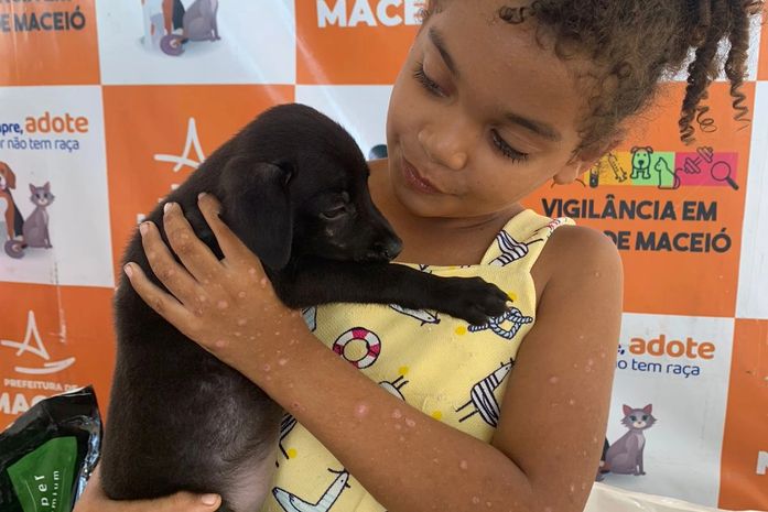 Feira de Adoção garante novo lar para 13 animais que haviam sido abandonados