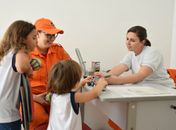 Major Meidja ao lado da cabo Elizabeth em consulta às crianças