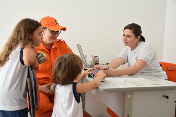 Major Meidja ao lado da cabo Elizabeth em consulta às crianças