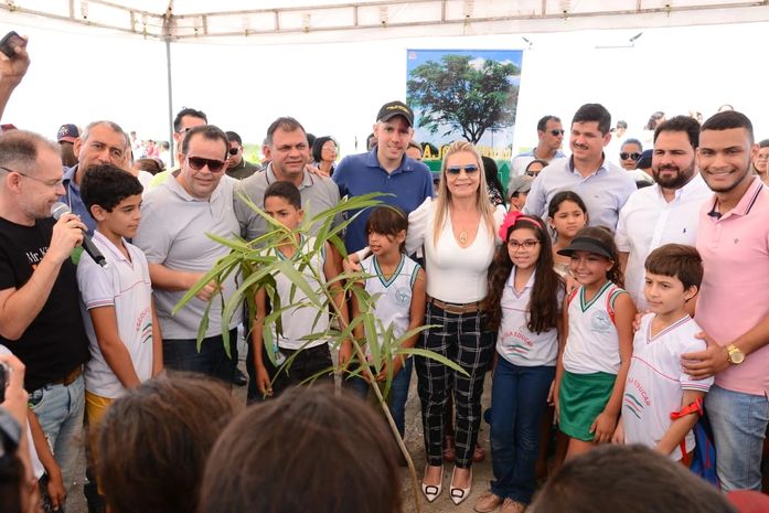 Prefeita de Major Izidoro, vice-prefeito e autoridades participam de evento ambiental