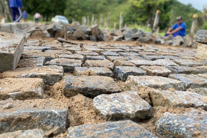 Prefeitura de Branquinha recupera estradas da zona rural e constrói calçamento na Vila do Rei