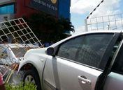 Mulher perde o controle de veículo e colide em muro do MPF