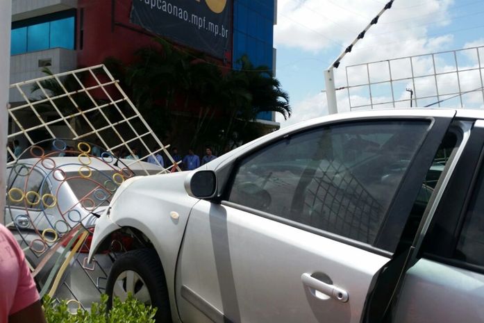 Mulher perde o controle de veículo e colide em muro do MPF