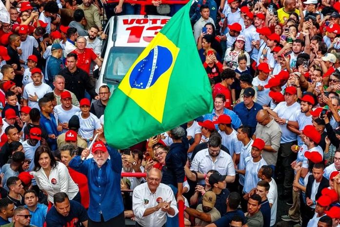 Lula vence Flávio Bolsonaro e é reeleito presidente para o quarto mandato