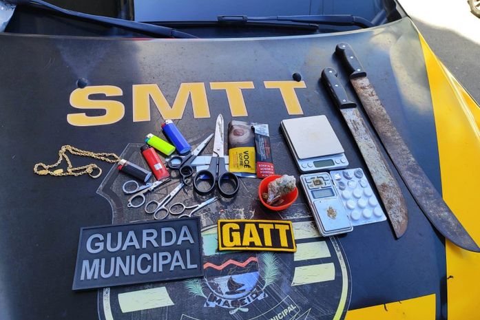 DMTT de Maceió flagra veículo transportando maconha e armas brancas, nas ruas do Centro