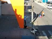 Vídeo mostra momento em que idosa atinge motos e árvore em Penedo  