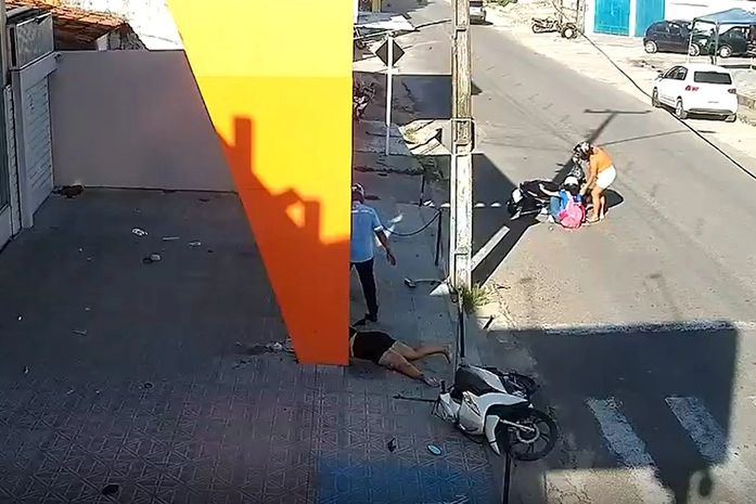 Vídeo mostra momento em que idosa atinge motos e árvore em Penedo