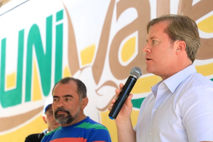 Em domingo de trabalho, Marx Beltrão entrega trator e implementos em Santana do Mundaú