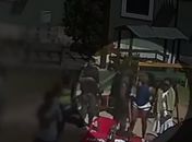 Imagens mostra momento em que policial agride mulher com dois tapas no rosto.