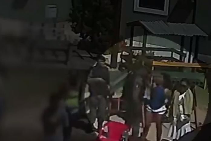 Imagens mostra momento em que policial agride mulher com dois tapas no rosto.