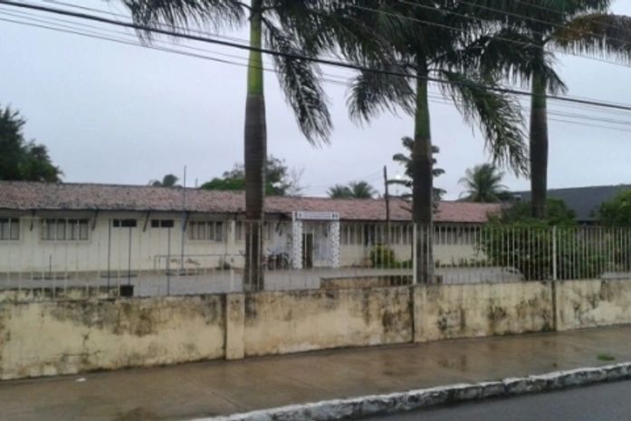 Teto de sala da Escola Estadual Quintela Cavalcante desaba em Arapiraca