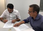 Prefeito Arthur Freitas assina convênio para pavimentação de rua em Santana do Mundaú