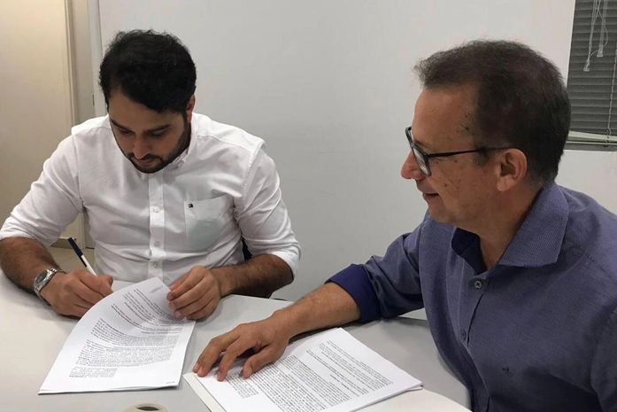 Prefeito Arthur Freitas assina convênio para pavimentação de rua em Santana do Mundaú