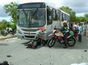 Acidente entre moto e ônibus deixa uma vítima fatal
