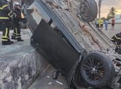 Capotamento deixa quatro feridos e jovem preso às ferragens, em Maceió
