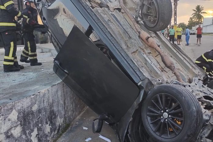 Capotamento deixa quatro feridos e jovem preso às ferragens, em Maceió