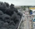 Risco de explosão e fumaça tóxica: empresas próximas à fábrica incendiada devem liberar trabalhadores, orienta Sesi