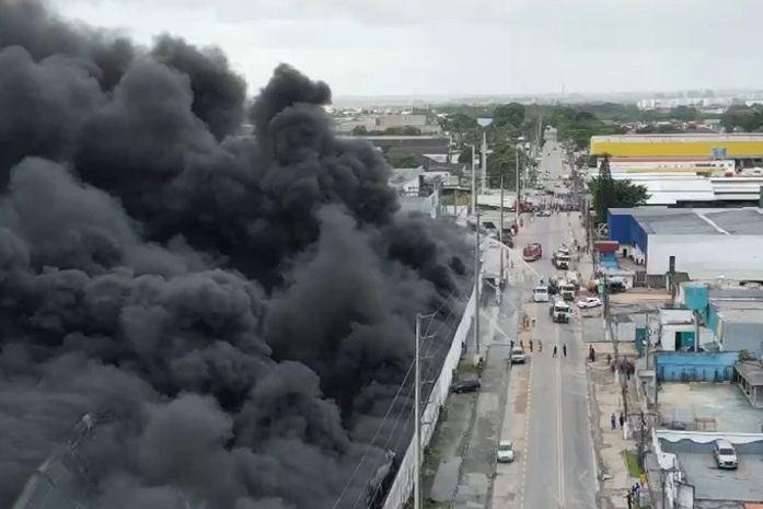 Risco de explosão e fumaça tóxica: empresas próximas à fábrica incendiada devem liberar trabalhadores, orienta Sesi