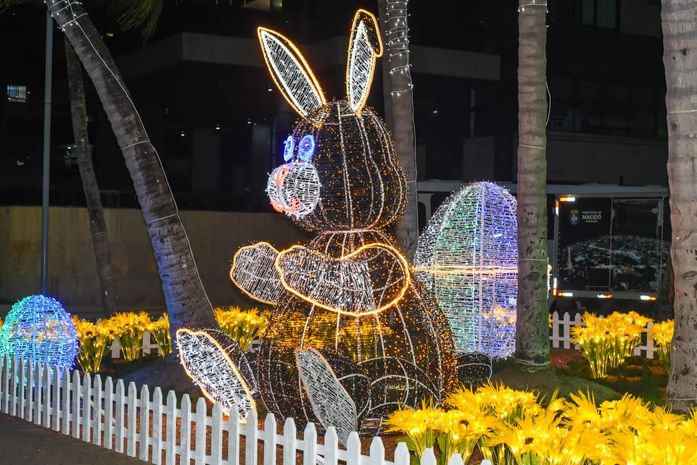 Prefeitura instala decoração de Páscoa na Praça Gogó da Ema