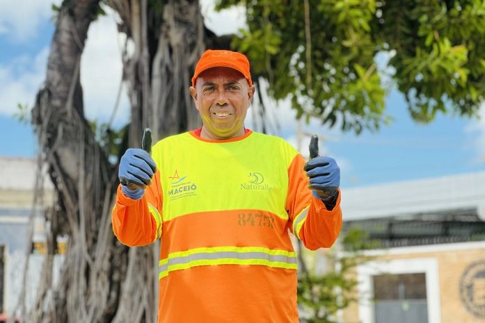 Dia do Gari: conheça a história de um agente da limpeza urbana que trabalha cantando