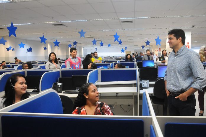 Prefeito Rui Palmeira em visita à empresa Almaviva.