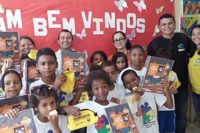 Crianças ganharam brindes durante a ação.