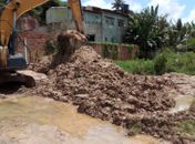 Prefeitura de Maceió inicia desassoreamento do Riacho do Silva, no bairro do Bebedouro
