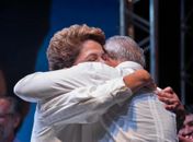 Dilma e Lula: abraço em tempo difícil para o PT
