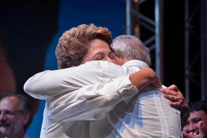 Dilma e Lula: abraço em tempo difícil para o PT