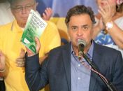 "Dilma pensa que ainda é presidente", diz Aécio
