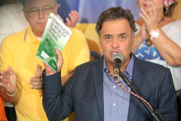 "Dilma pensa que ainda é presidente", diz Aécio