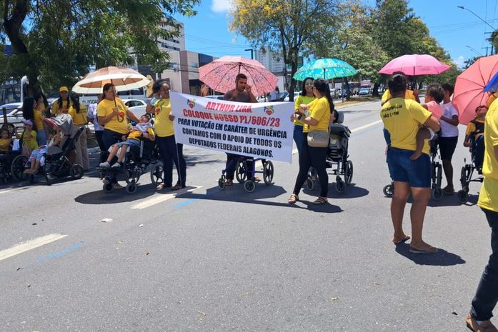 Protestos bloqueiam Fernandes Lima e trânsito fica travado nesta terça-feira (19)