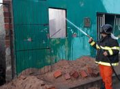 Residência fica totalmente destruída durante incêndio no interior