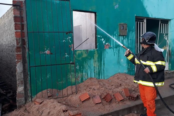 Residência fica totalmente destruída durante incêndio no interior