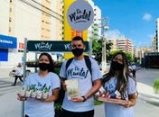 Ação de rua distribui mais de mil mudas de planta em Maceió