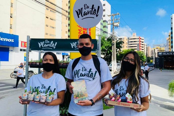 Ação de rua distribui mais de mil mudas de planta em Maceió
